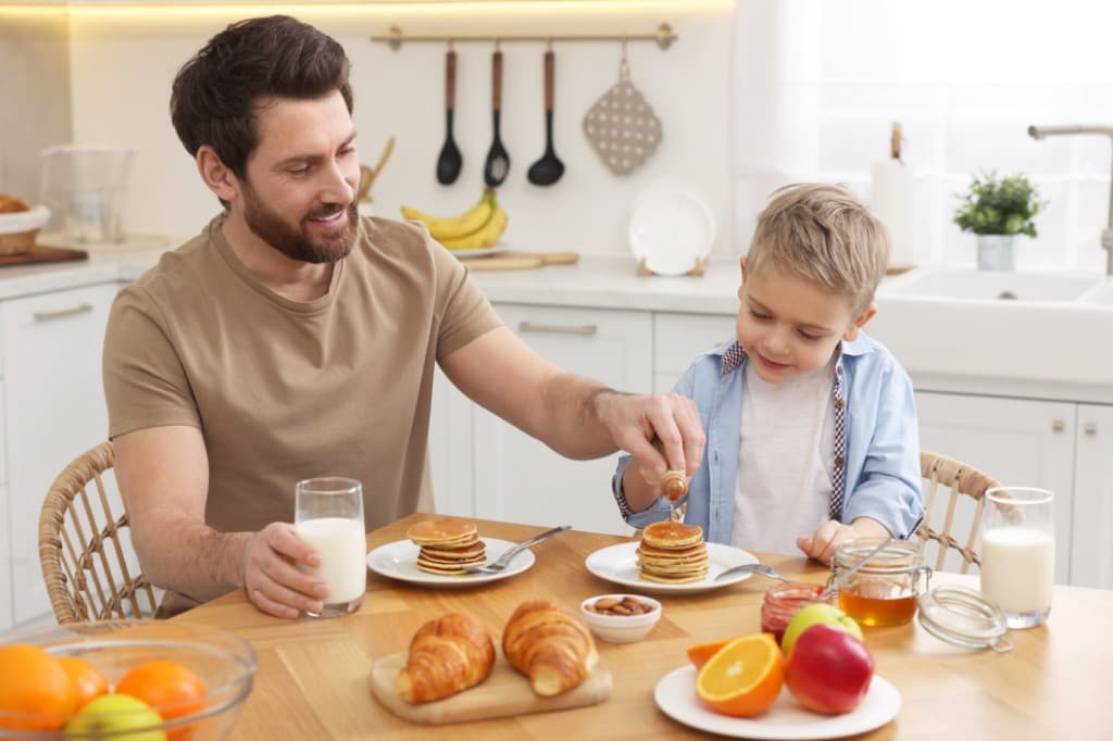 Famiglia in cucina — Dimore Italia